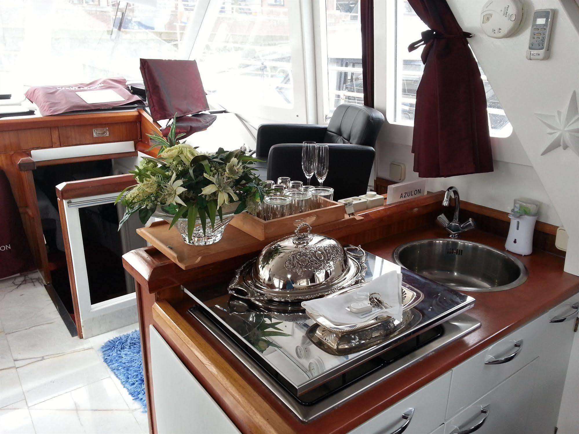 Maria Callas Yachthotel Rotterdam Eksteriør billede